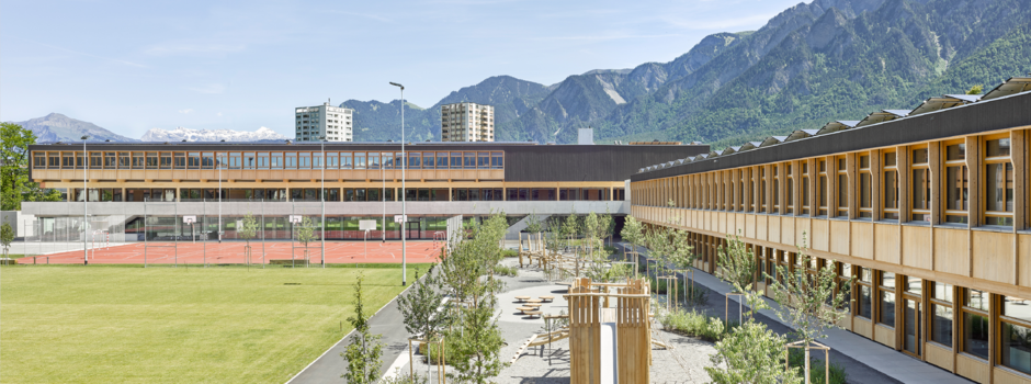 Die mit dem Aquawood-Diamond-System von ADLER veredelten Huber-Fenster verleihen der Schulanlage Fortuna in Chur ein besonders elegantes Aussehen.  | © Seraina Wirz