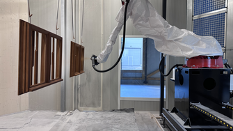 Den gesamten Beschichtungsaufbau erledigt der Spritzroboter – händisches Tauchen oder Spritzen ist nicht mehr nötig. | © Krazer Fensterbau