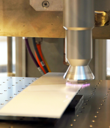 Die Oberfläche von Kunststoffen, Metallen oder Glas wird mittels Plasmagas gereinigt und aktiviert. | © ADLER