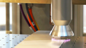 Die Oberfläche von Kunststoffen, Metallen oder Glas wird mittels Plasmagas gereinigt und aktiviert. | © ADLER